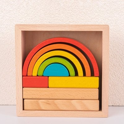 木のスタッカーのネスティング困惑は幼稚園のためのゲームを積み重ねているMontessoriを妨げる