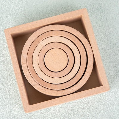 木のスタッカーのネスティング困惑は幼稚園のためのゲームを積み重ねているMontessoriを妨げる