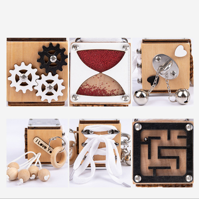 木のMontessoriは子供のための使用中の立方体を旅する教育もてあそぶ