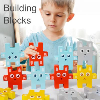 ブロックのおもちゃのウサギのJengaのバランスをとるゲームを積み重ねている子供のMontessori動物