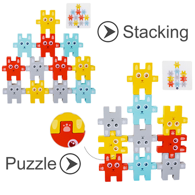 ブロックのおもちゃのウサギのJengaのバランスをとるゲームを積み重ねている子供のMontessori動物