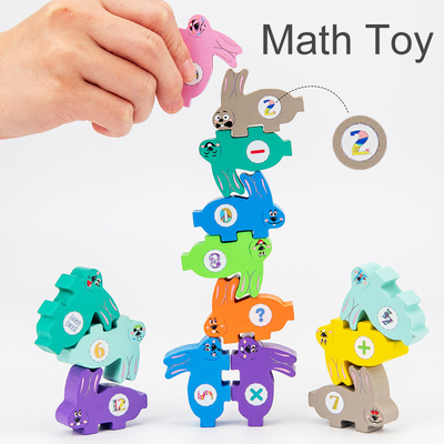 ブロックのおもちゃのウサギのJengaのバランスをとるゲームを積み重ねている子供のMontessori動物