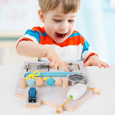折るMontessori木の使用中板生命技能訓練は鍵が開く