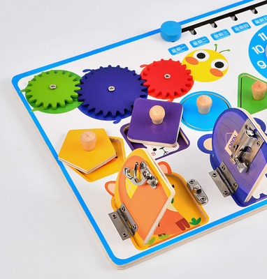 Montessoriの男の子の女の子のための板の鍵を開ける木のカレンダーの時計