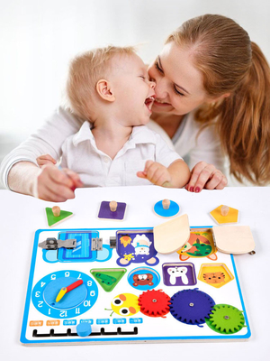 Montessoriの男の子の女の子のための板の鍵を開ける木のカレンダーの時計