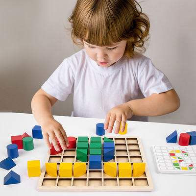 教育創造的な木のブロックの困惑のMontessoriの教授の子供早く