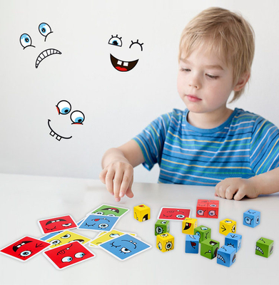 木の表面幼児および幼児のための変更の立方体のブロック