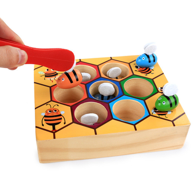 Montessoriのミツバチの巣のゲームの赤ん坊のおもちゃの知性の捕獲物の蜂色の認知