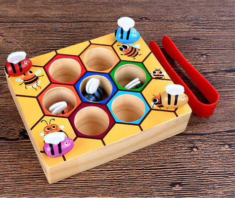 Montessoriのミツバチの巣のゲームの赤ん坊のおもちゃの知性の捕獲物の蜂色の認知