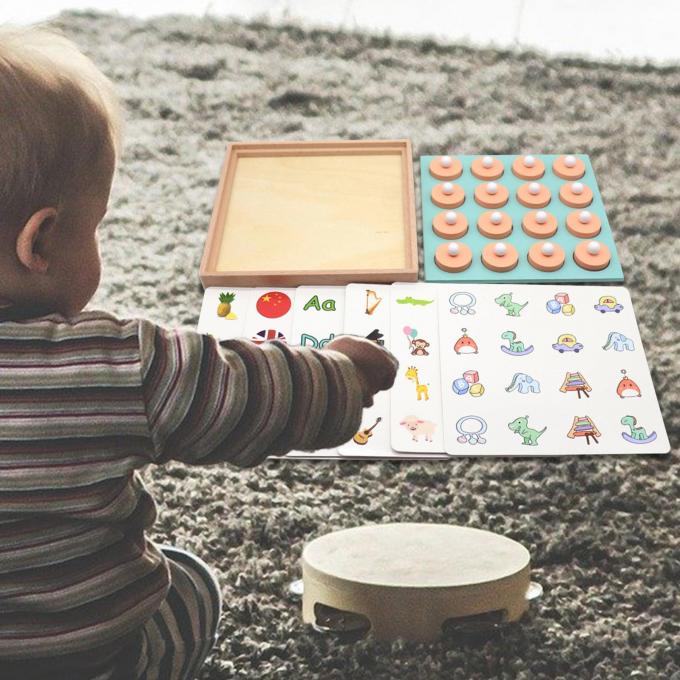 記憶マッチのチェスの子供は就学前家族の男の子の女の子のための早い教育をもてあそぶ